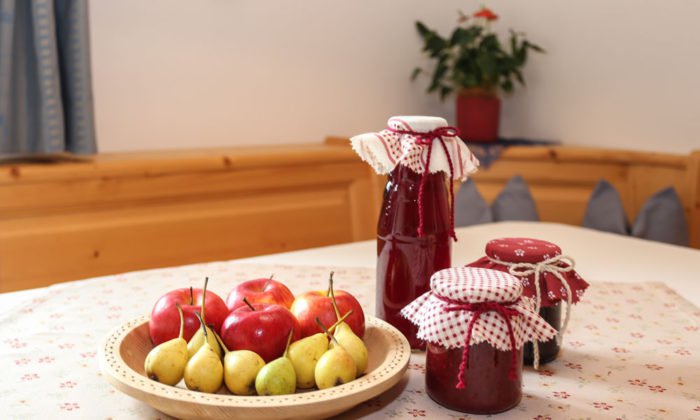 Genießen Sie zum Frühstück oder Abendessen Köstlichkeiten vom Falserhof